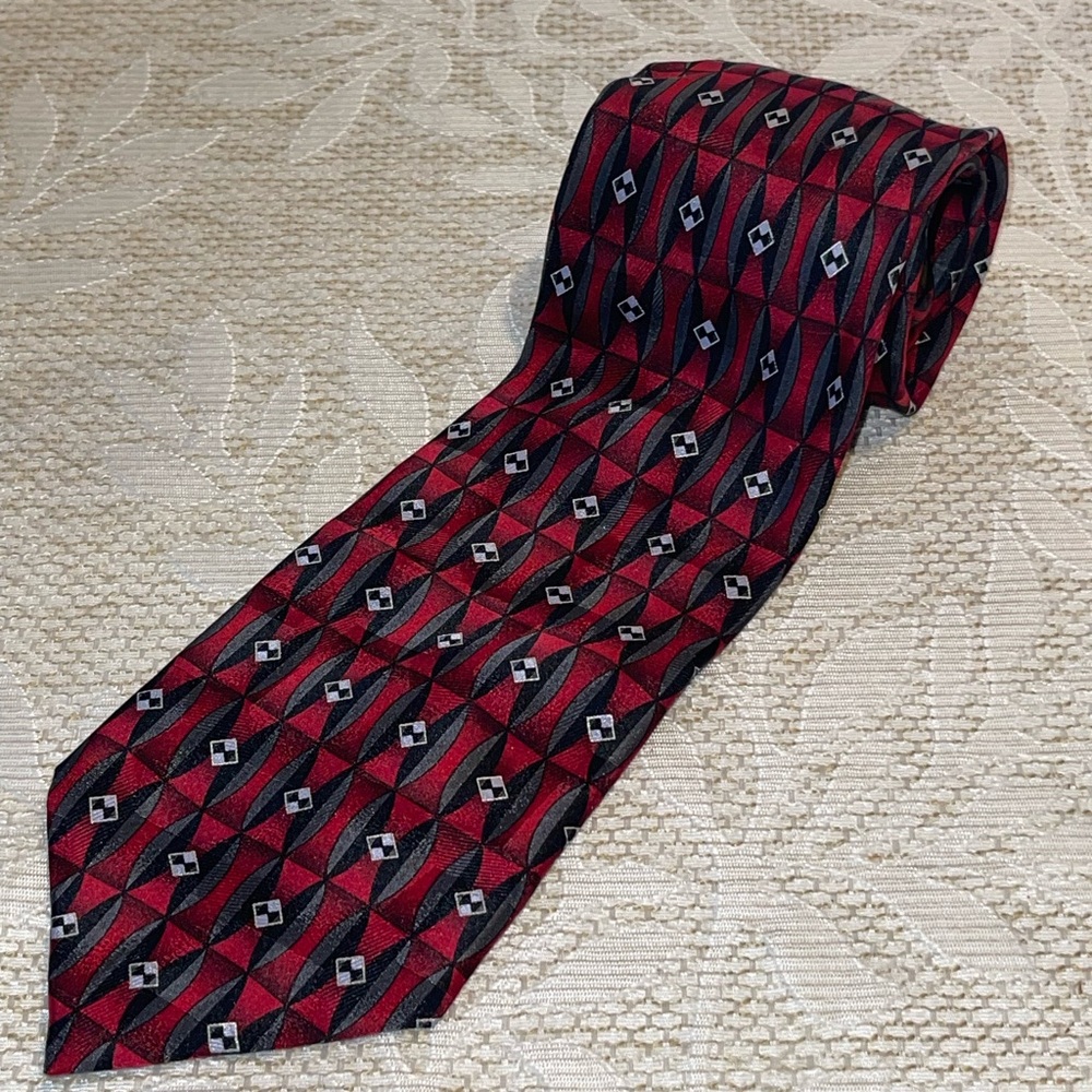 Facets Geometric Red and Black Men's 100%Silk Tie